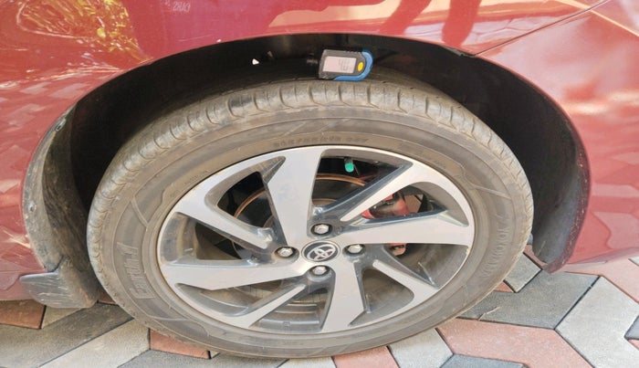 2022 Toyota Glanza V, Petrol, Manual, 75,391 km, tyre