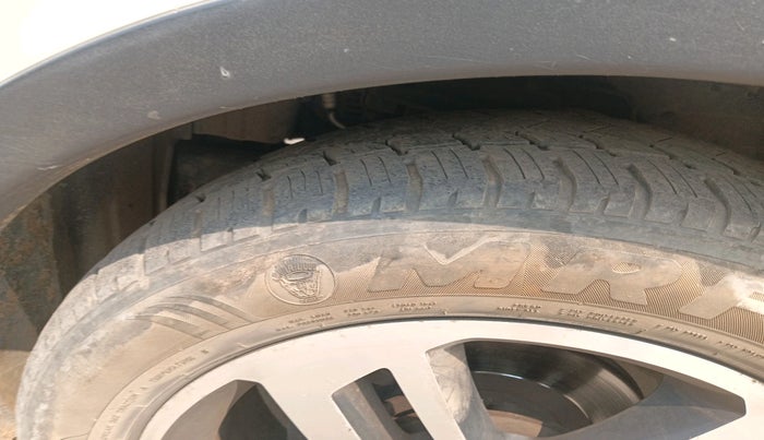 2017 Tata Hexa XTA 4X2 7 STR, Diesel, Automatic, 1,21,454 km, tyre