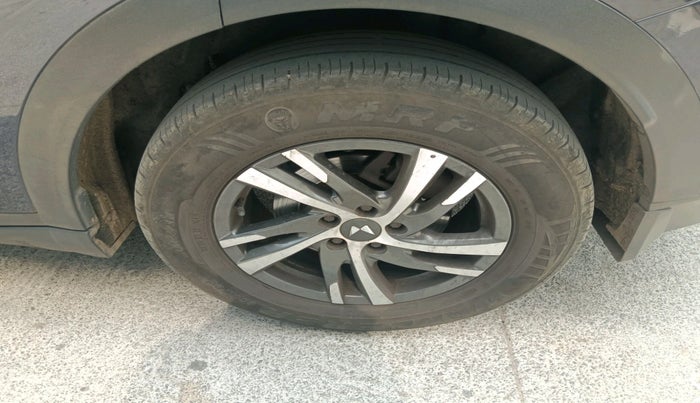 2022 Mahindra XUV700 AX 5 D MT 5 STR, Diesel, Manual, 82,554 km, tyre