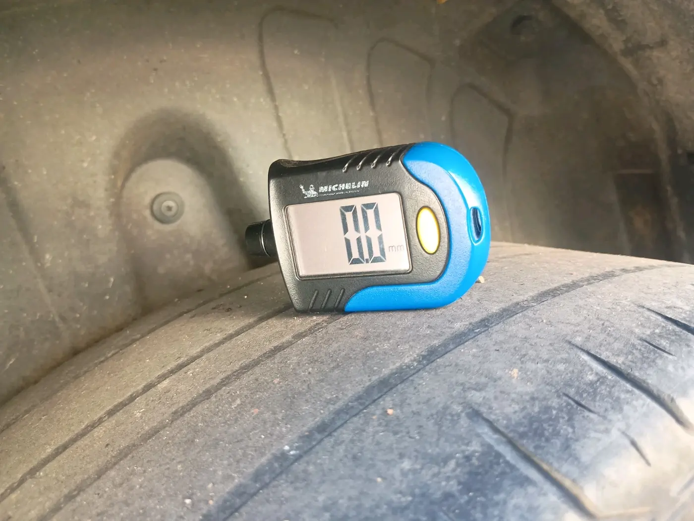 2020 Mahindra XUV300 W8 1.5 DIESEL AMT, Diesel, Automatic, 1,27,701 km, tyre