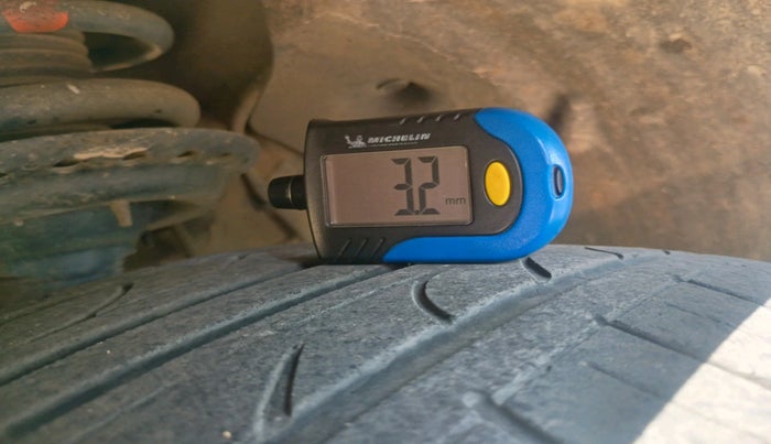 2020 Mahindra XUV300 W8 1.5 DIESEL AMT, Diesel, Automatic, 1,27,701 km, tyre