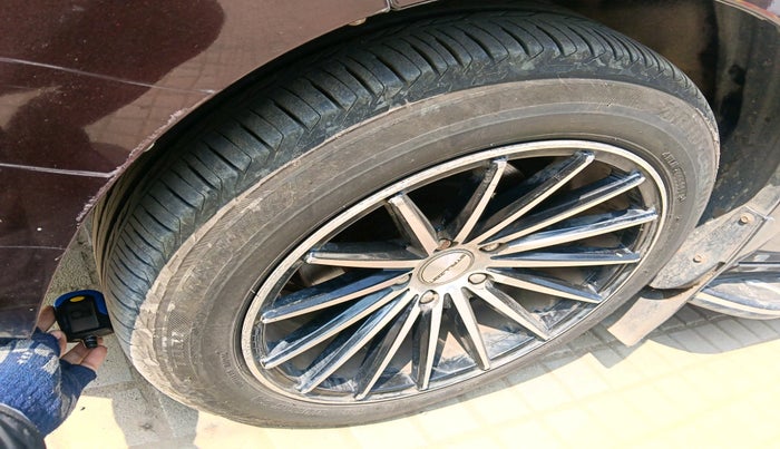 2017 Toyota Innova Crysta 2.8 ZX AT 7 STR, Diesel, Automatic, 1,07,362 km, tyre