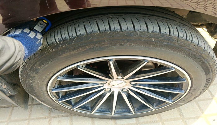 2017 Toyota Innova Crysta 2.8 ZX AT 7 STR, Diesel, Automatic, 1,07,362 km, tyre