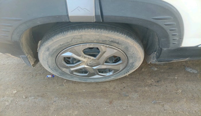 2023 Maruti BREZZA VXI SMART HYBRID, Petrol, Manual, 17,413 km, tyre