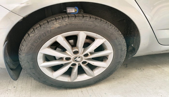 2013 Skoda Octavia AMBITION 2.0 TDI, Diesel, Manual, 76,673 km, tyre