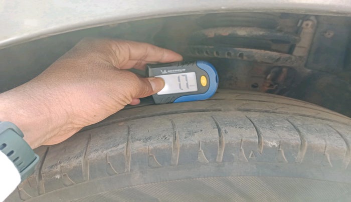 2010 Volkswagen Polo HIGHLINE1.2L, Petrol, Manual, 1,68,709 km, tyre