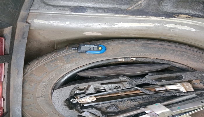 2010 Volkswagen Polo HIGHLINE1.2L, Petrol, Manual, 1,68,709 km, tyre