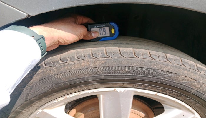 2010 Volkswagen Polo HIGHLINE1.2L, Petrol, Manual, 1,68,709 km, tyre