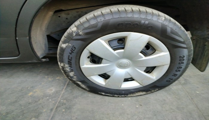 2011 Toyota Innova 2.5 G4 8 STR, Diesel, Manual, 1,19,506 km, tyre