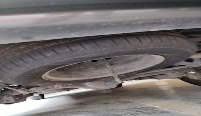 2011 Toyota Innova 2.5 G4 8 STR, Diesel, Manual, 1,19,506 km, tyre