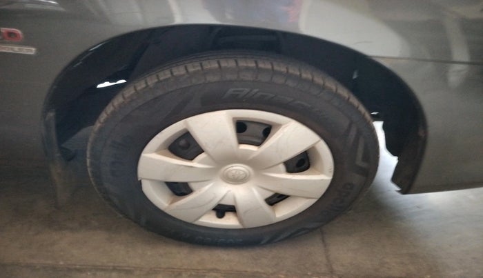 2011 Toyota Innova 2.5 G4 8 STR, Diesel, Manual, 1,19,506 km, tyre