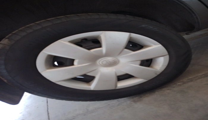 2011 Toyota Innova 2.5 G4 8 STR, Diesel, Manual, 1,19,506 km, tyre