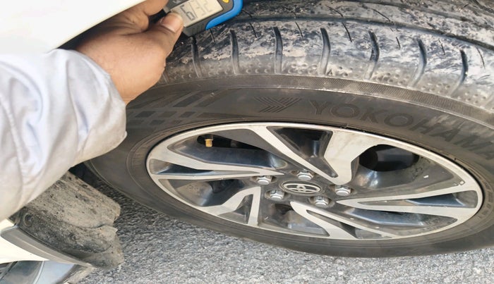 2021 Toyota Innova Crysta 2.4 VX 7 STR, Diesel, Manual, 1,57,781 km, tyre