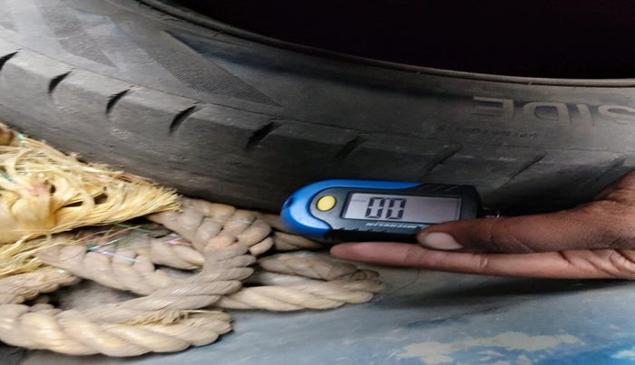 2014 Hyundai Eon SPORTZ, Petrol, Manual, 82,365 km, tyre