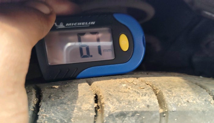 2014 Hyundai Eon SPORTZ, Petrol, Manual, 82,365 km, tyre