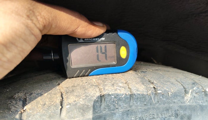 2014 Hyundai Eon SPORTZ, Petrol, Manual, 82,365 km, tyre