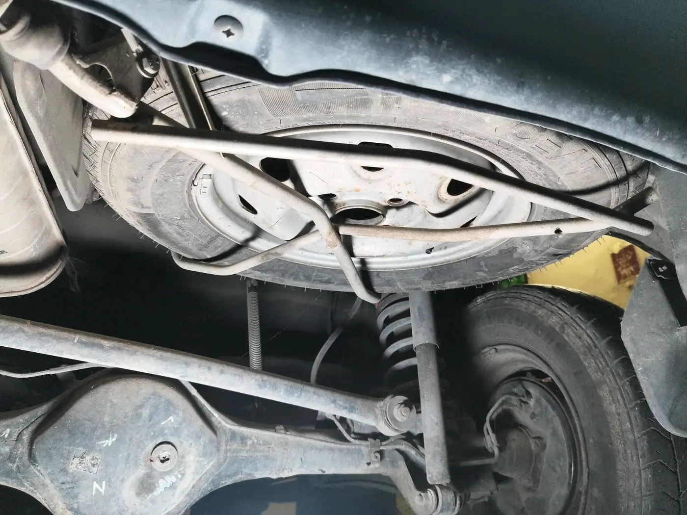2015 Maruti Eeco 5 STR, Petrol, Manual, 75,973 km, tyre
