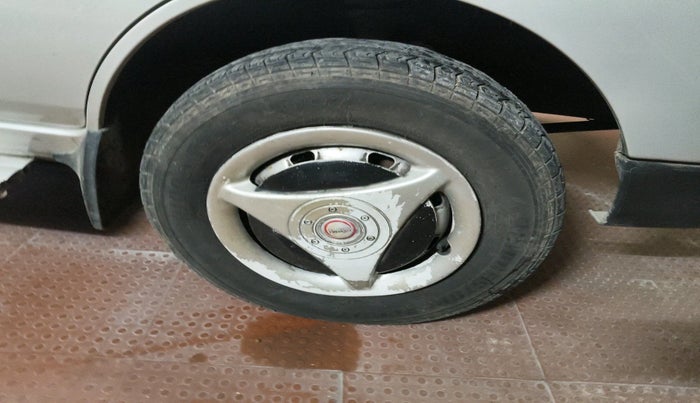 2015 Maruti Eeco 5 STR, Petrol, Manual, 75,973 km, tyre