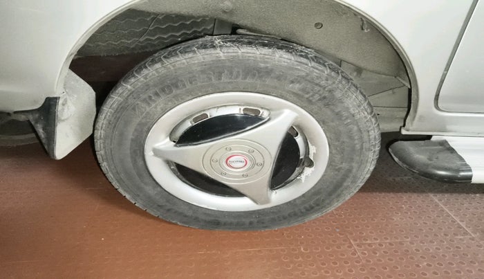 2015 Maruti Eeco 5 STR, Petrol, Manual, 75,973 km, tyre