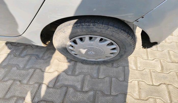 2012 Hyundai Eon ERA, Petrol, Manual, 1,29,647 km, tyre