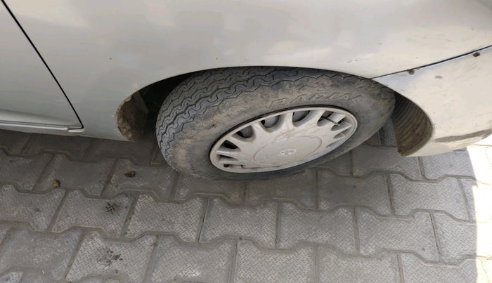 2012 Hyundai Eon ERA, Petrol, Manual, 1,29,647 km, tyre