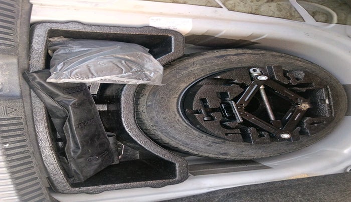 2017 Volkswagen Vento COMFORTLINE 1.6, Petrol, Manual, 48,884 km, tyre