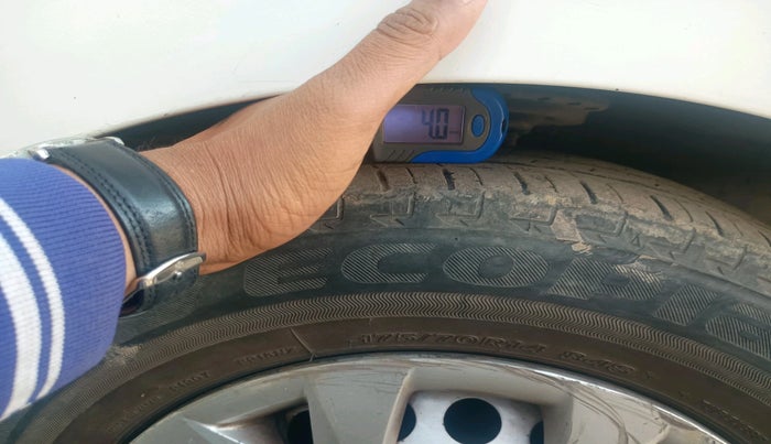 2015 Hyundai Xcent BASE 1.2, Petrol, Manual, 2,45,900 km, tyre