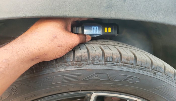 2022 Renault Kwid RXT 1.0 AMT, Petrol, Automatic, 55,770 km, tyre