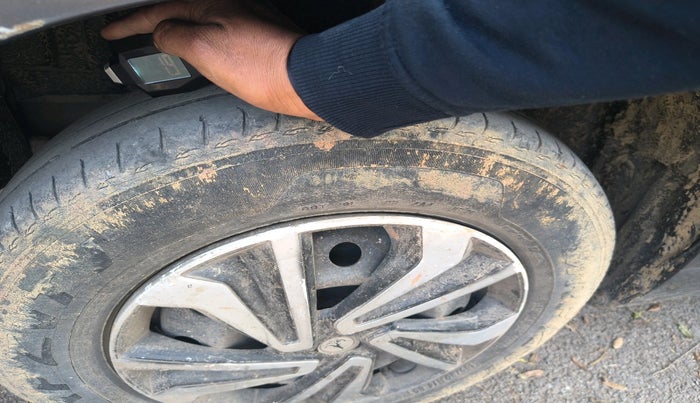 2017 Maruti Swift VDI, Diesel, Manual, 90,061 km, tyre