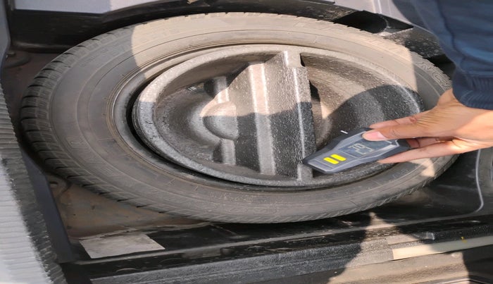 2011 Volkswagen Passat HIGHLINE DSG, Diesel, Automatic, 1,05,428 km, tyre