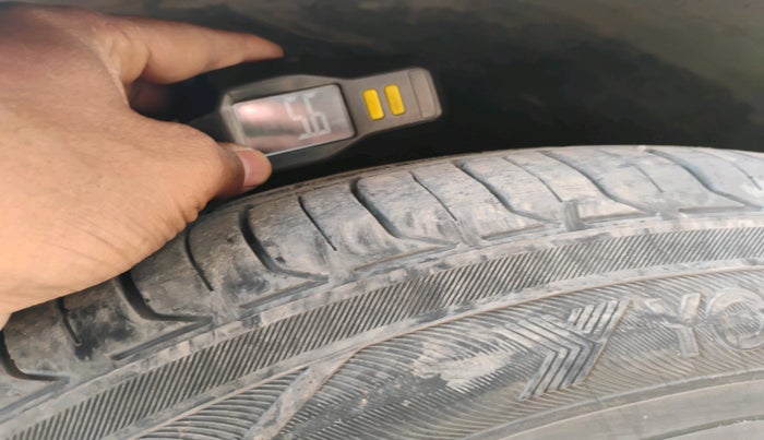 2011 Volkswagen Passat HIGHLINE DSG, Diesel, Automatic, 1,05,428 km, tyre