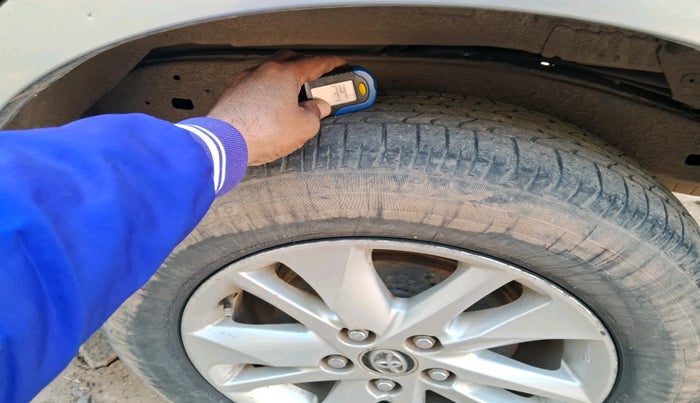 2018 Toyota Innova Crysta 2.4 G PLUS 7 STR, Diesel, Manual, 2,14,282 km, tyre