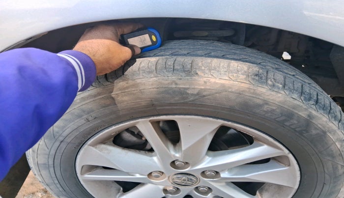 2018 Toyota Innova Crysta 2.4 G PLUS 7 STR, Diesel, Manual, 2,14,282 km, tyre