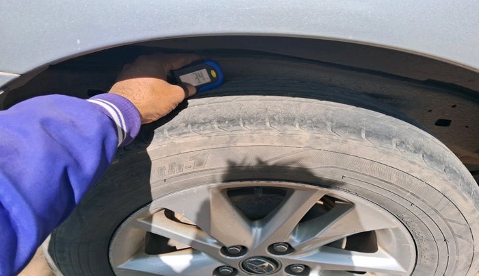 2018 Toyota Innova Crysta 2.4 G PLUS 7 STR, Diesel, Manual, 2,14,282 km, tyre