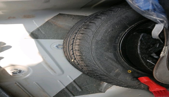 2016 Volkswagen Vento HIGHLINE 1.6 MPI, Petrol, Manual, 83,394 km, tyre