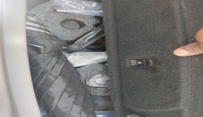 2020 Mahindra XUV300 W8 (O) 1.2 PETROL, Petrol, Manual, 64,000 km, tyre