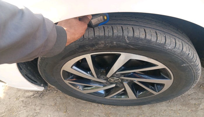 2024 Volkswagen VIRTUS TOPLINE TSI 1.0 AT, Petrol, Automatic, 25,859 km, tyre