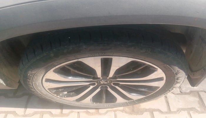 2021 MG HECTOR PLUS SELECT 2.0 DIESEL TURBO MT 7-STR, Diesel, Manual, 85,953 km, tyre