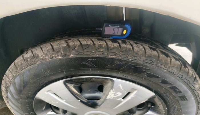 2015 Maruti Swift VXI, Petrol, Manual, 1,06,423 km, tyre