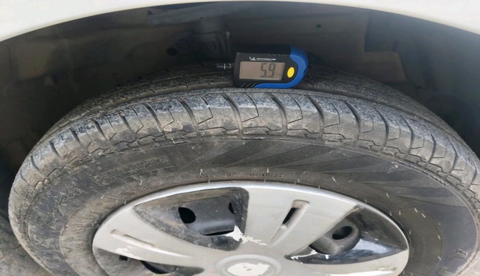 2015 Maruti Swift VXI, Petrol, Manual, 1,06,423 km, tyre