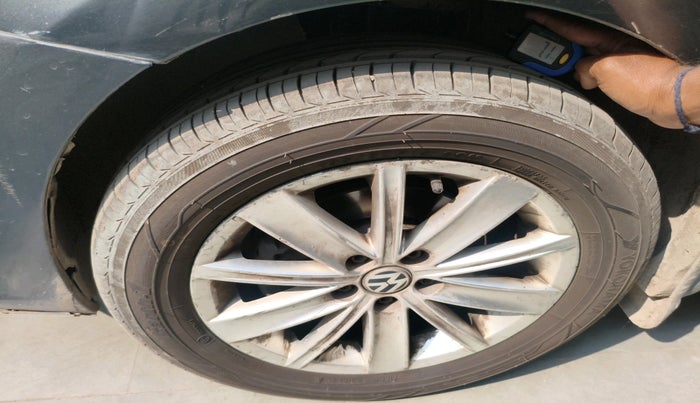 2017 Volkswagen Vento HIGHLINE 1.5 AT, Diesel, Automatic, 1,96,872 km, tyre