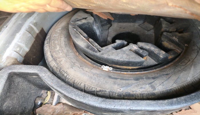 2017 Volkswagen Vento HIGHLINE 1.5 AT, Diesel, Automatic, 1,96,872 km, tyre