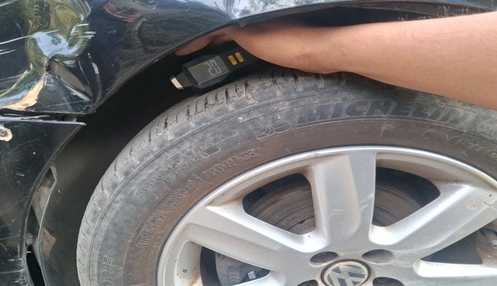 2013 Volkswagen Vento HIGHLINE PETROL AT, Petrol, Automatic, 1,06,467 km, tyre