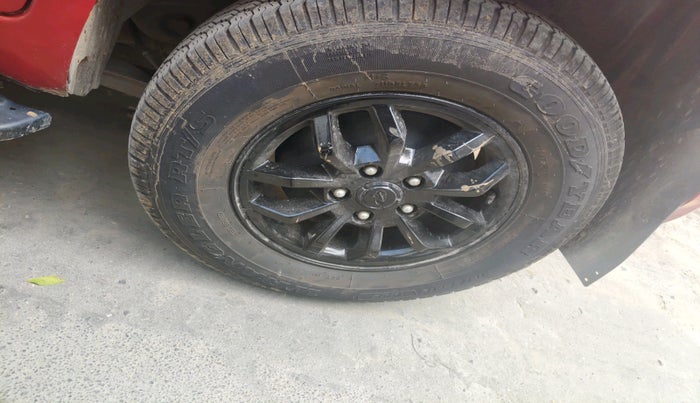 2017 Mahindra TUV300 T8, Diesel, Manual, 82,408 km, tyre