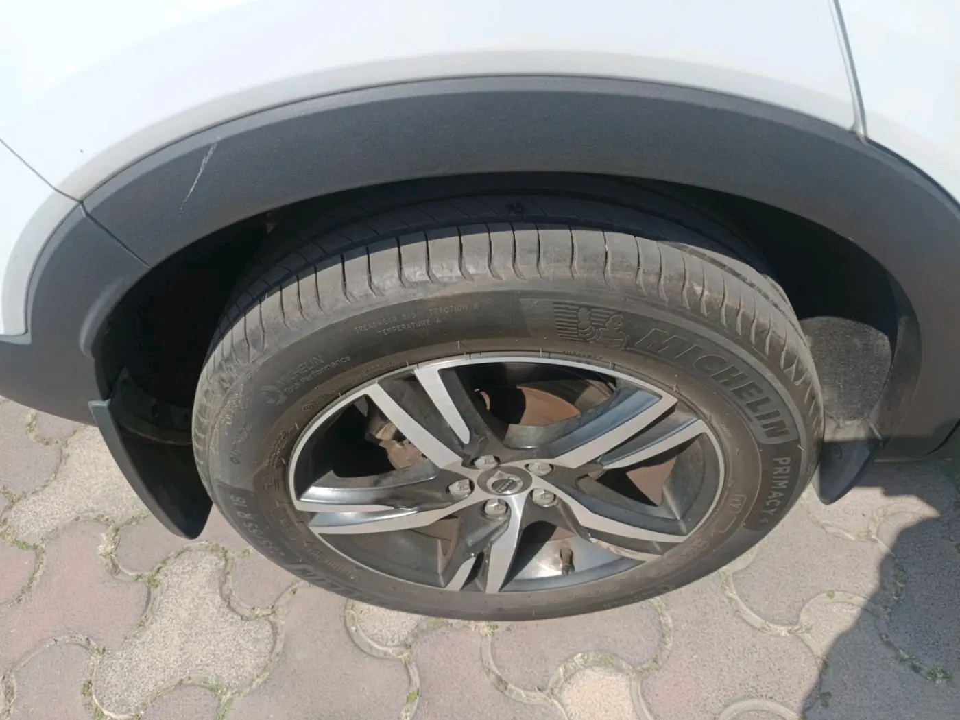 2021 Volvo XC 40 T4 R Design, Petrol, Automatic, 21,332 km, tyre