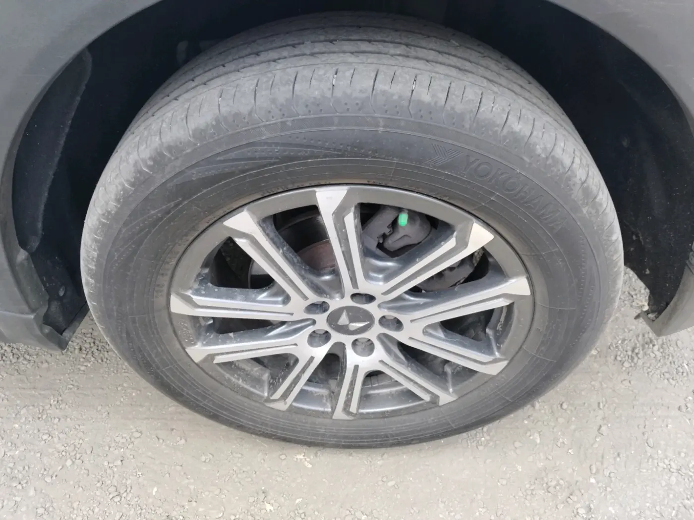2022 Mahindra XUV700 AX 7 LUXURY D AT 7 STR, Diesel, Automatic, 1,20,192 km, tyre