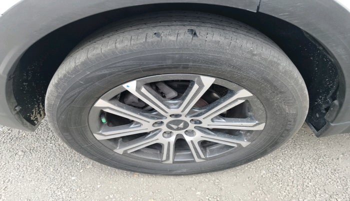 2022 Mahindra XUV700 AX 7 LUXURY D AT 7 STR, Diesel, Automatic, 1,20,192 km, tyre