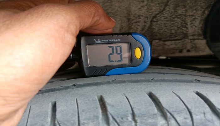 2017 Toyota Innova Crysta 2.4 ZX 7 STR, Diesel, Manual, 1,15,630 km, tyre