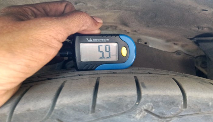 2017 Toyota Innova Crysta 2.4 ZX 7 STR, Diesel, Manual, 1,15,630 km, tyre