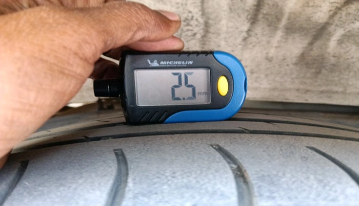 2017 Toyota Innova Crysta 2.4 ZX 7 STR, Diesel, Manual, 1,15,630 km, tyre